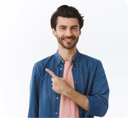 Gülümseyerek yana doğru işaret eden genç adam; öğrencilere rehberlik, yol gösterme ve eğitim desteği simgeliyor