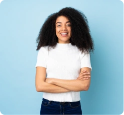 Mavi bir arka plan önünde kollarını kavuşturmuş, kendine güvenen bir kız öğrenci; dil öğreniminde motivasyon ve başarıyı simgeliyor